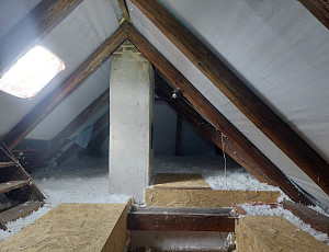 Zateplení stropu rodinného domu pomocí foukané izolace